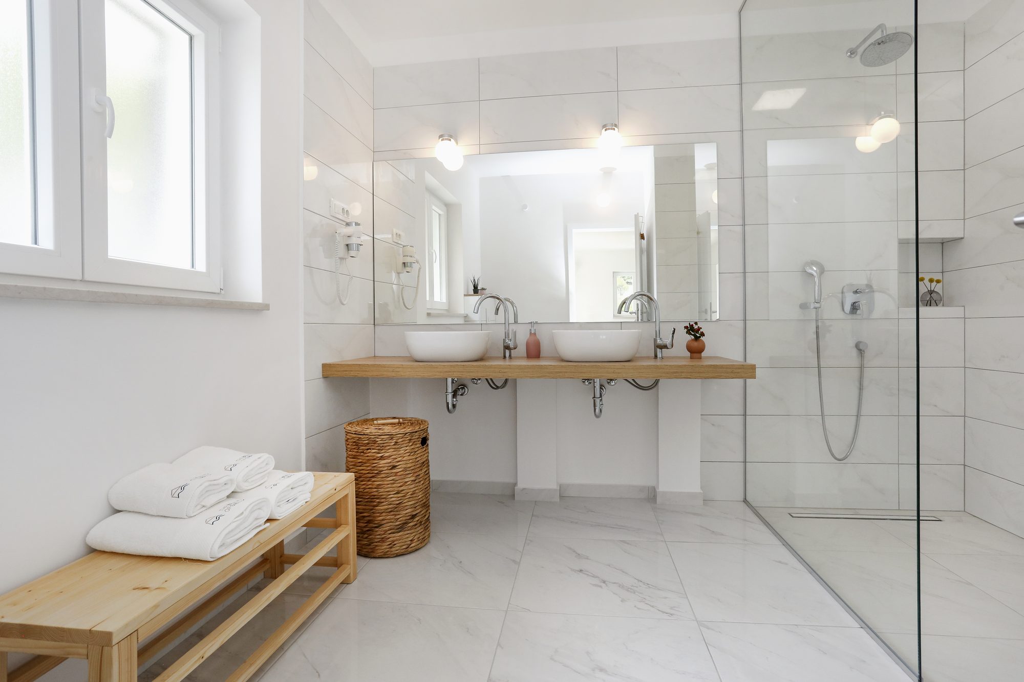 En-suite bathroom with double sinks and walk-in shower in the Dalmatian villa